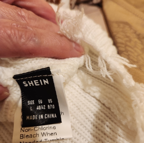 Shein large white sweater with raw hem - Picture 2 of 3